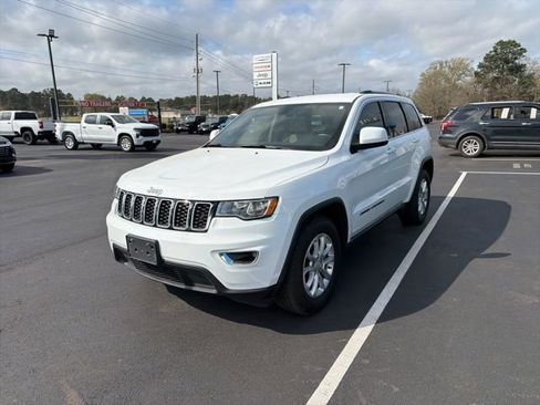 Used 2021 Jeep Grand Cherokee Laredo image 3