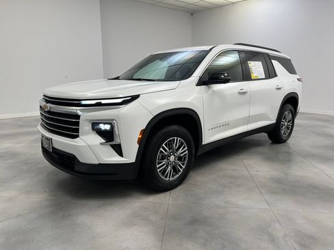 Used 2024 Chevrolet Traverse LT FWD image 4