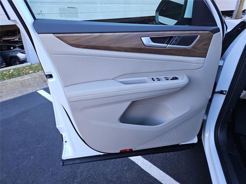 New 2026 Volkswagen Atlas SE image 12