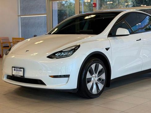 Used 2022 Tesla Model Y Long Range AWD/4WD image 3