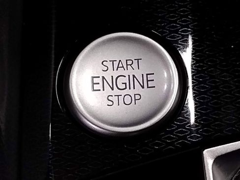 Used 2025 Volkswagen Taos SE image 33