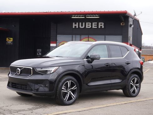 Used 2023 Volvo XC40 B5 Plus image 1