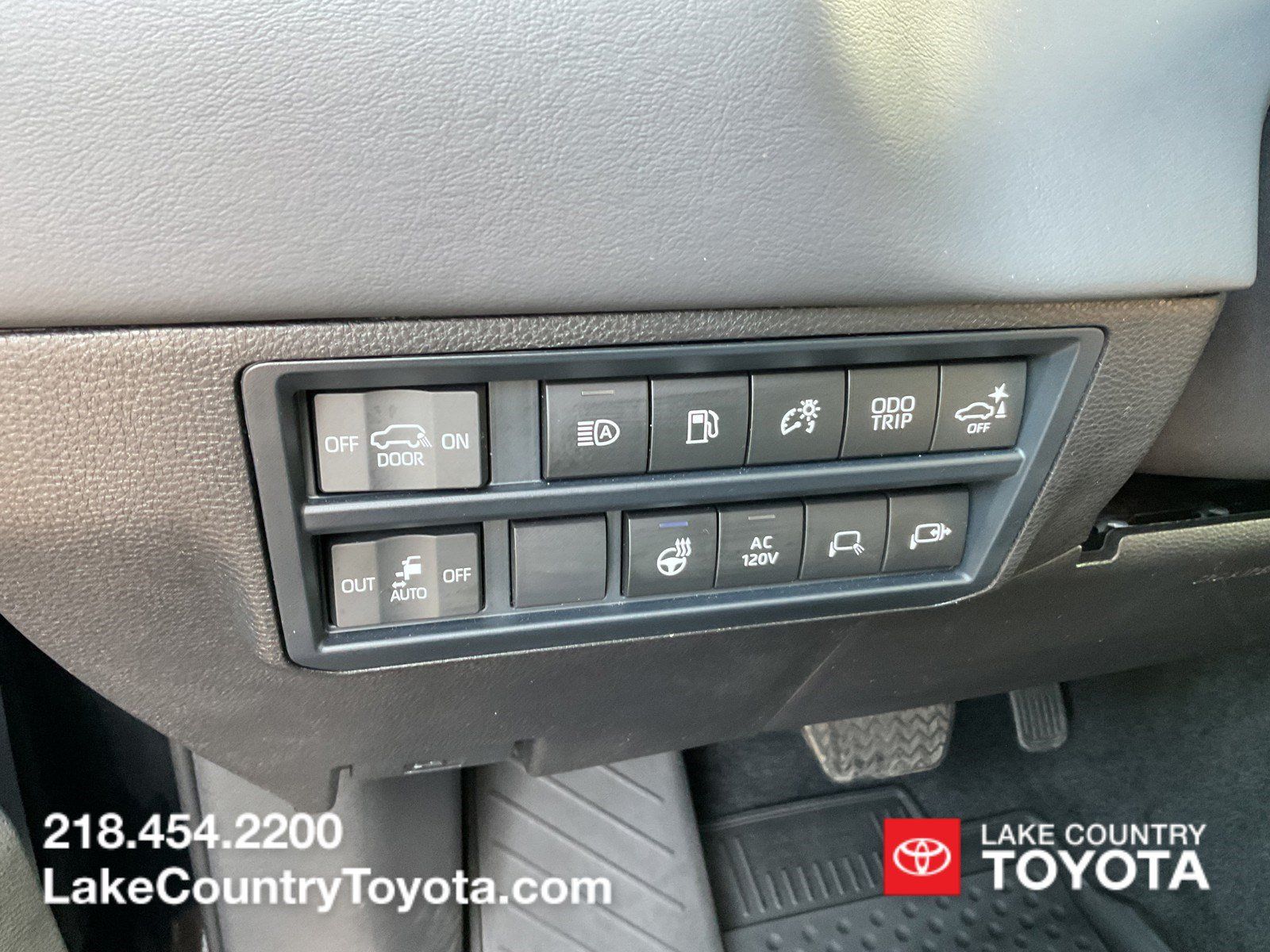 Used 2025 Toyota Sequoia Platinum AWD/4WD image 36