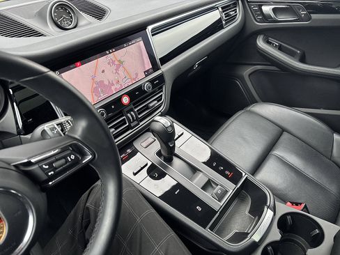 Certified 2024 Porsche Macan image 18
