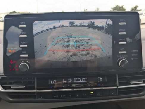 Used 2022 Toyota Sienna XLE FWD image 27