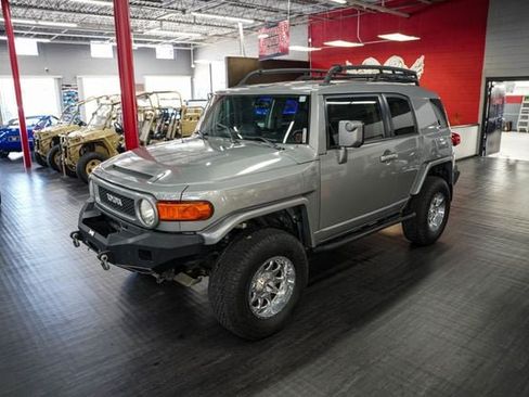 Used 2011 Toyota FJ Cruiser 4WD w/ Upgrade Pkg image 2