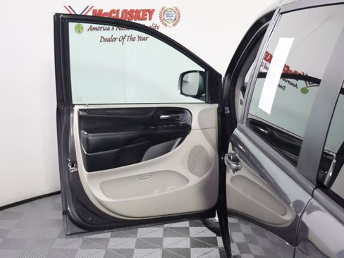 Used 2018 Dodge Grand Caravan SE FWD image 22