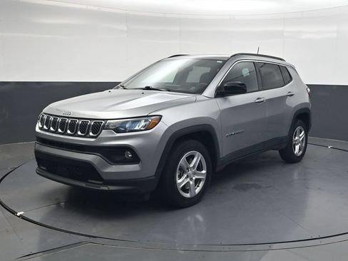 Used 2023 Jeep Compass Latitude w/ Sun and Sound Group AWD/4WD image 8