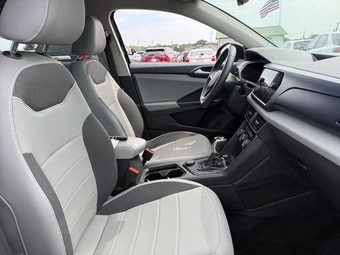 Used 2023 Volkswagen Taos SE w/ Panoramic Sunroof Package AWD/4WD image 40