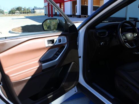 Used 2021 Ford Explorer King Ranch w/ Premium Technology Package image 11