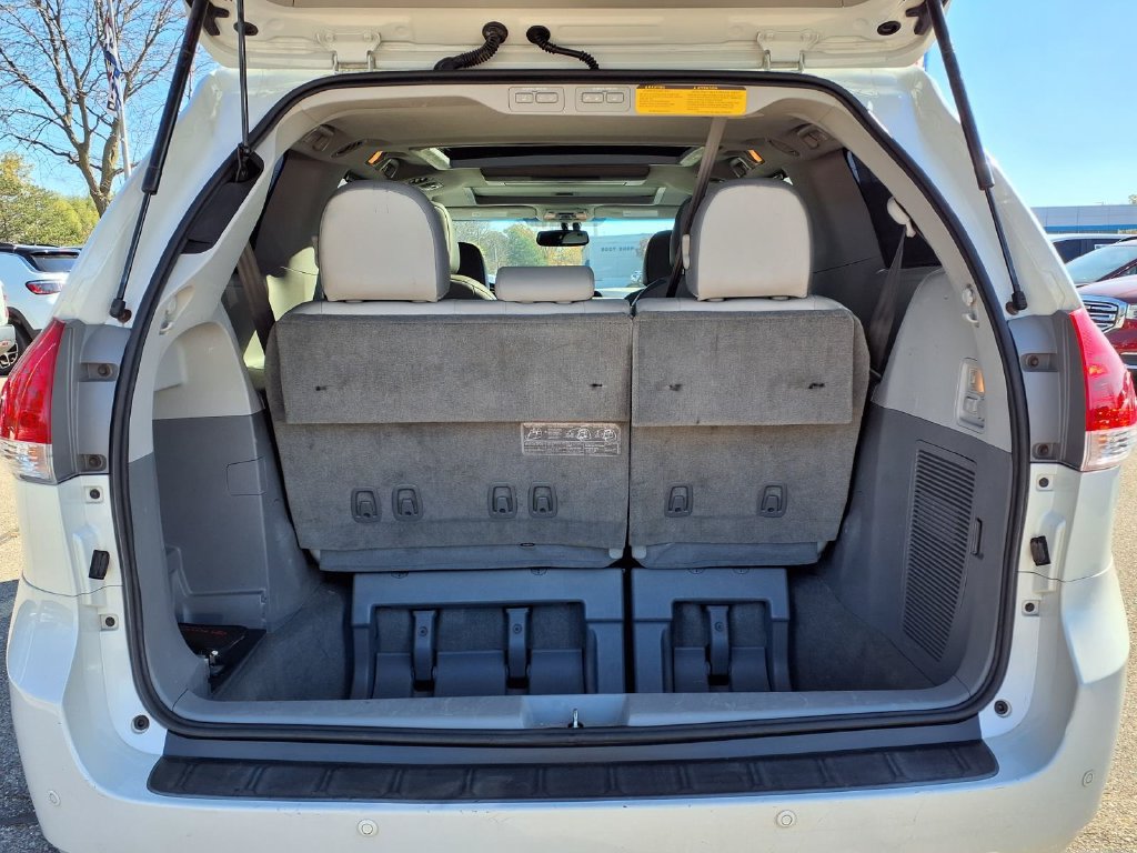 Used 2014 Toyota Sienna Limited w/ Limited Premium Package FWD image 8