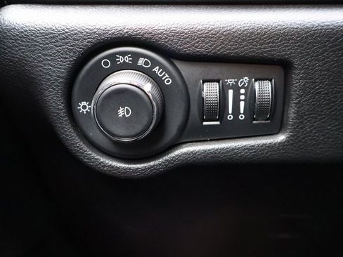 Used 2025 Chrysler Pacifica Limited image 25