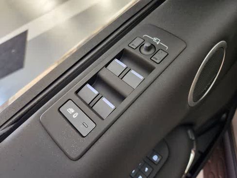 New 2026 Land Rover Discovery S AWD/4WD image 22