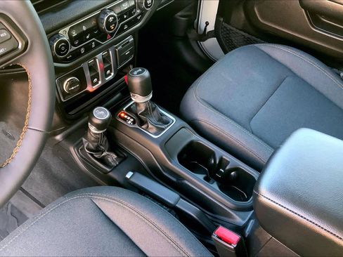 Used 2024 Jeep Wrangler Sport S image 17