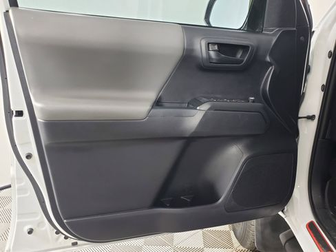 Used 2018 Toyota Tacoma SR image 18