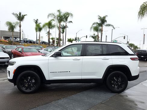 New 2025 Jeep Grand Cherokee Altitude image 2