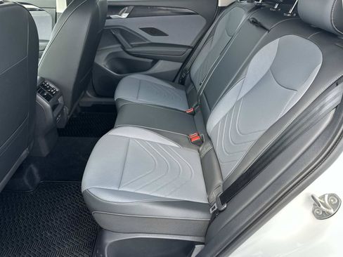 Used 2025 Volkswagen Tiguan SE AWD/4WD image 11