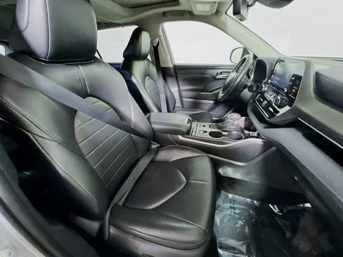 Used 2022 Toyota Highlander XLE AWD/4WD image 25