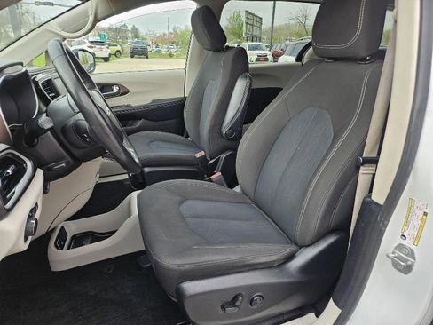 Used 2022 Chrysler Voyager LX FWD image 12
