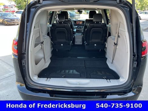 Used 2024 Chrysler Pacifica Touring-L FWD image 24