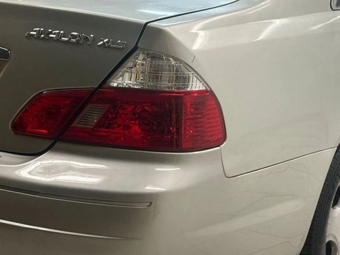 Used 2004 Toyota Avalon XLS image 10