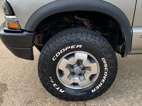 Used 2001 Chevrolet S10 Pickup 4x4 Extended Cab w/ Preferred Equipment Group image 15