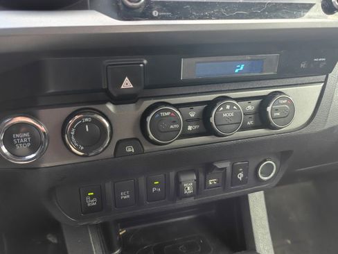 Used 2021 Toyota Tacoma TRD Off-Road w/ Technology Package AWD/4WD image 17