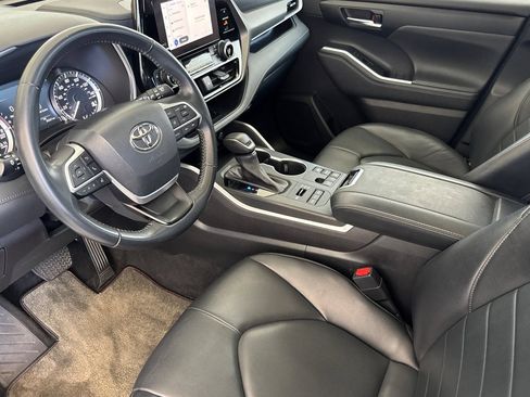 Used 2023 Toyota Highlander XLE AWD/4WD image 13