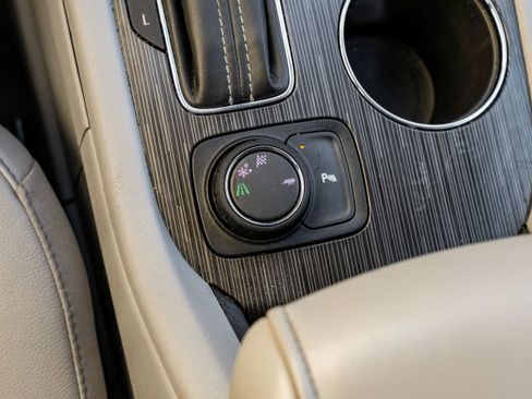 Used 2018 GMC Acadia SLT image 24