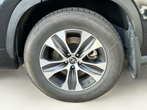 Used 2023 Toyota Highlander XLE image 11