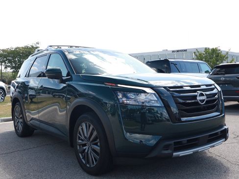 Used 2025 Nissan Pathfinder SL w/ SL Premium Package FWD image 7