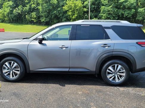 Used 2025 Nissan Pathfinder SL FWD image 7