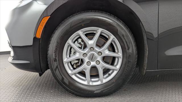 Used 2023 Chrysler Pacifica Touring-L FWD image 29
