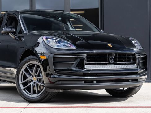 Certified 2026 Porsche Macan AWD/4WD image 9