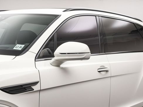 Certified 2023 Bentley Bentayga Extended Wheelbase image 14