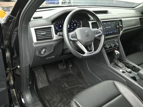 Used 2022 Volkswagen Atlas Cross Sport SE w/ Black Wheel Package image 9