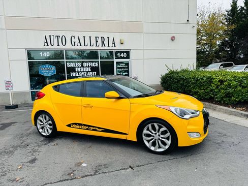 Used 2013 Hyundai Veloster FWD image 3