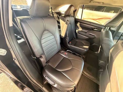 Used 2021 Toyota Highlander XLE image 25