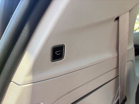 Used 2017 Chrysler Pacifica Limited w/ UConnect Theater Package FWD image 6