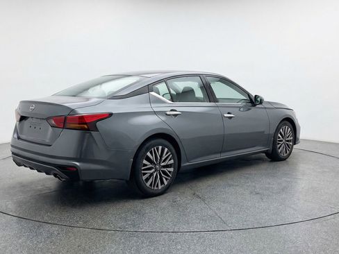 Used 2025 Nissan Altima 2.5 SV image 9