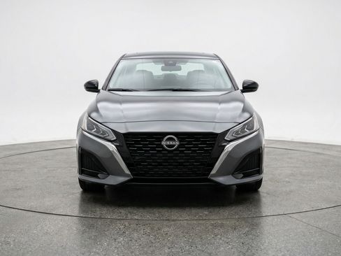 Used 2025 Nissan Altima 2.5 SV image 2
