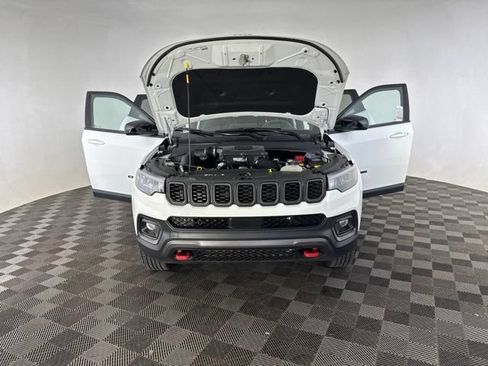 Used 2025 Jeep Compass Trailhawk AWD/4WD image 15