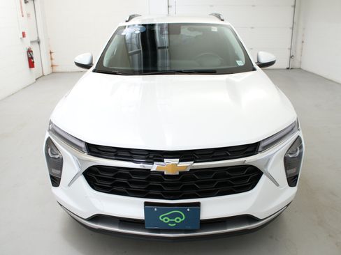 Certified 2025 Chevrolet Trax LT w/ Driver Confidence Package FWD image 3