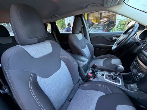 Used 2014 Jeep Cherokee Latitude w/ Comfort/Convenience Group FWD image 36