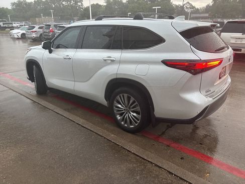 Used 2023 Toyota Highlander Platinum FWD image 5