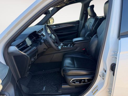 Used 2023 Jeep Grand Cherokee Overland w/ Luxury Tech Group IV image 9