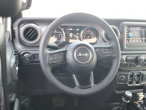 Certified 2023 Jeep Gladiator Sport AWD/4WD image 11