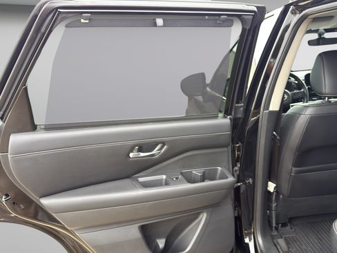 Used 2023 Nissan Pathfinder SL AWD/4WD image 19
