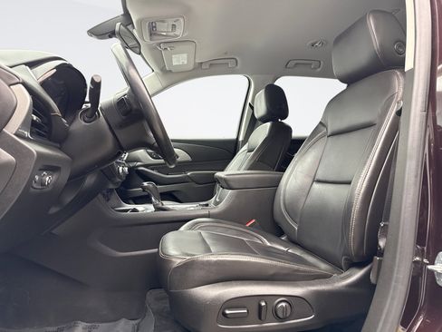 Used 2020 Chevrolet Traverse LT image 11