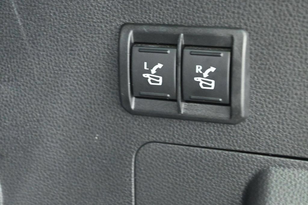 Used 2025 Toyota Sequoia Platinum AWD/4WD image 33